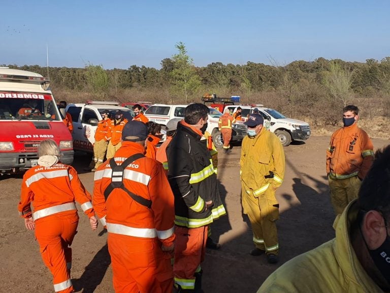 Bomberos voluntarios cordobeses, en el inicio de otra jornada de lucha contra el fuego en la zona de Río de Los Sauces (foto; Federación de Bomberos Voluntarios).