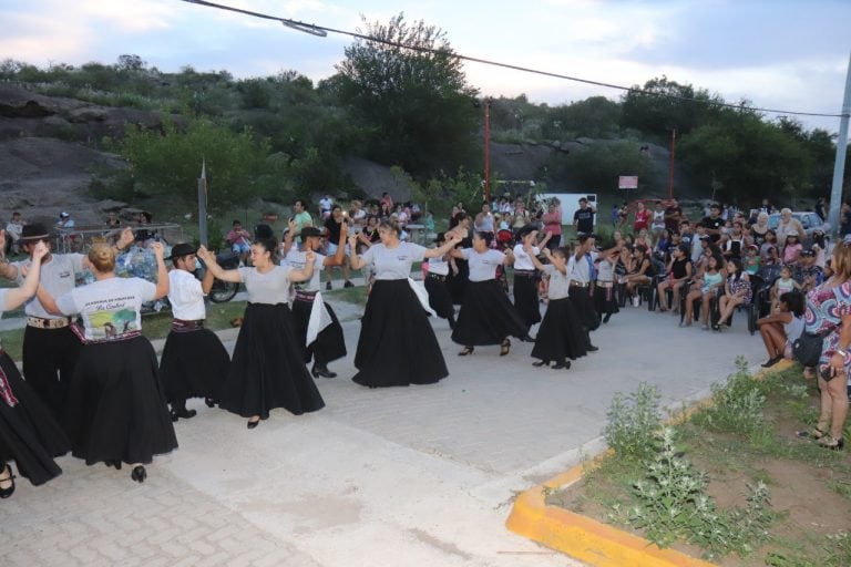 Danzas y canto, formaron parte del clásico encuentro.