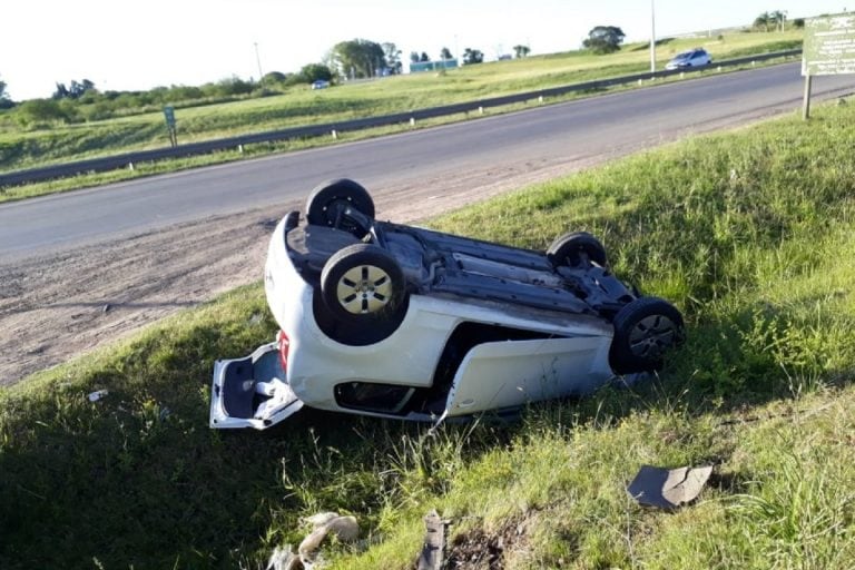 Vehículo volcado - Crédito: Policía Caminera