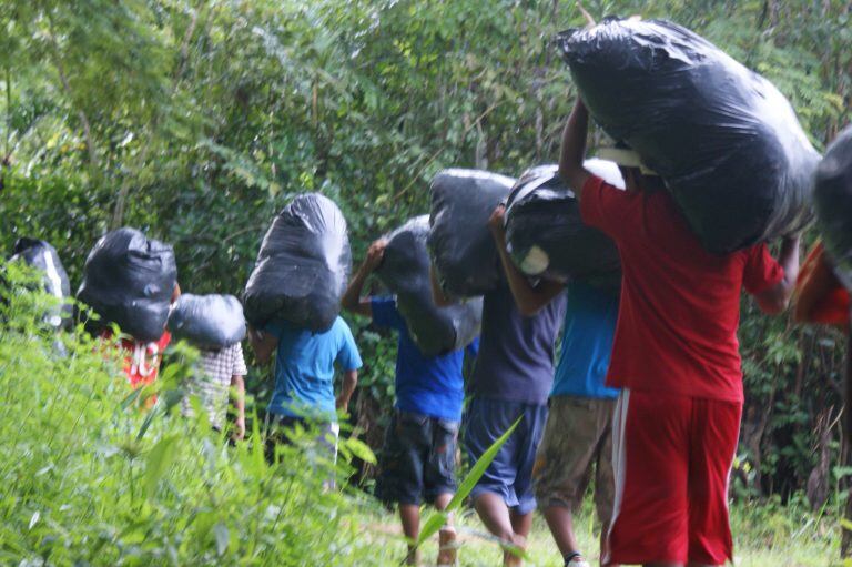 En el viaje a la selva amazónica también se ayuda a la comunidad.