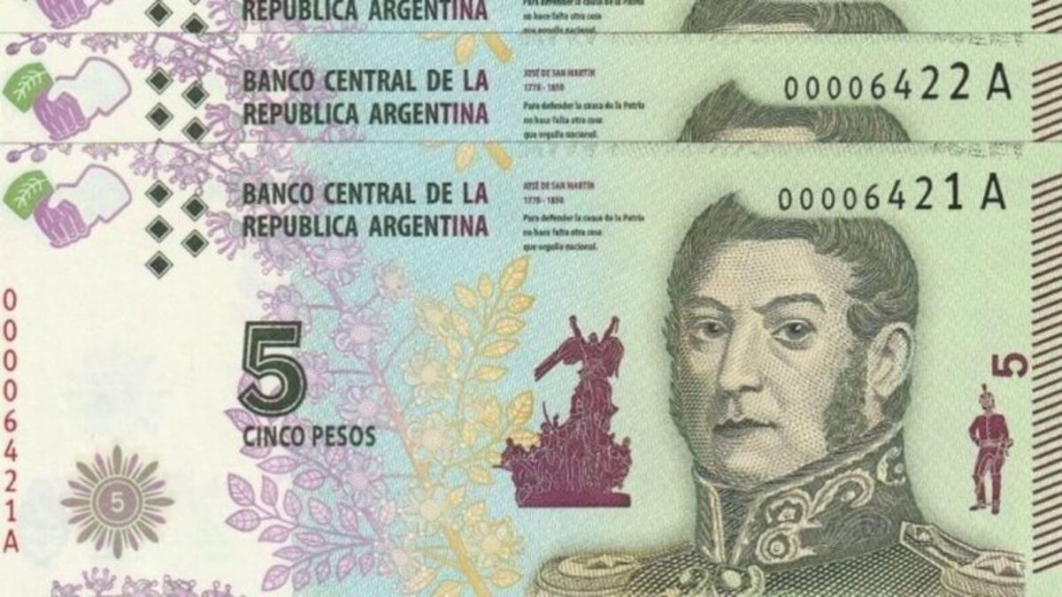 El Gobierno postergó un mes el retiro de circulación de los billetes de 5 pesos