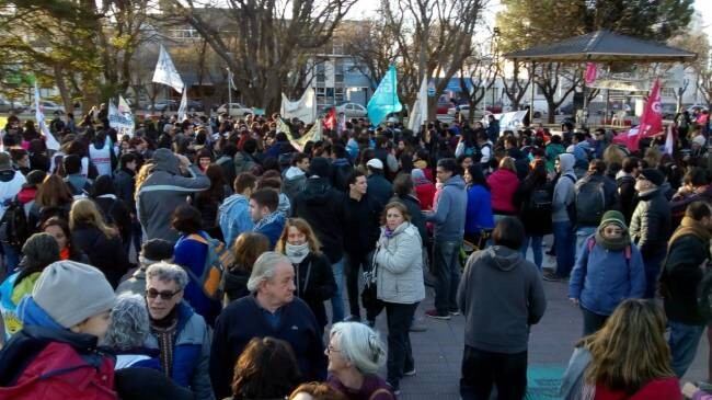 Luego de la marcha, los vecinos realizaron un cacerolazo por la situación económica del país.