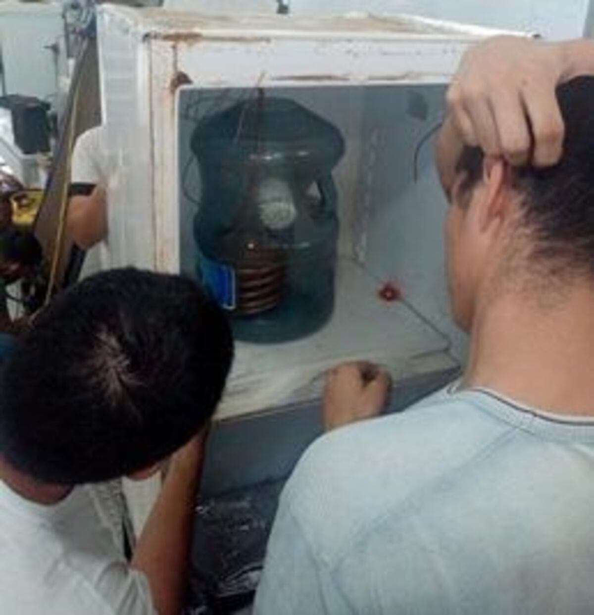 Fabricaron un bebedero para escuela de Santo Pipó con material reciclado