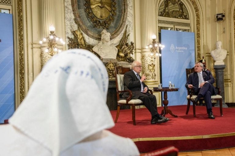 Alberto Fernández homenajeó a Pérez Esquivel a 40 años de su Premio Nobel (Foto: Clarín)