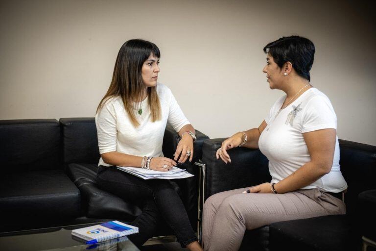 Directora de PAMI, Yesica Garay  junto a Sabrina Marcucci, secretaria de Políticas Sociales, Sanitarias y Derechos Humanos del Municipio