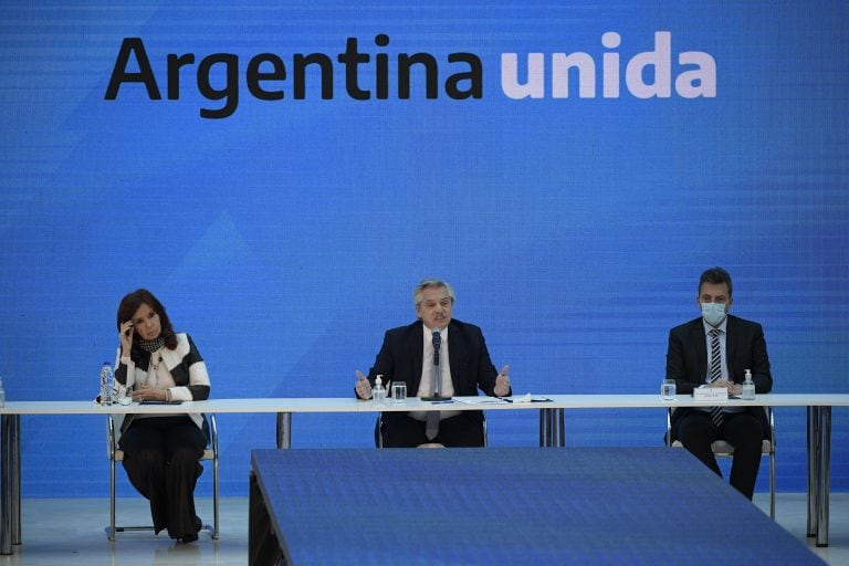 El presidente de Argentina, Alberto Fernández junto a la vicepresidenta Cristina Fernández de Kirchner  y el legislador Sergio Massa durante una ceremonia en la casa de gobierno de la Casa Rosada (foto:EFE/ Juan Mabromata/POOL)