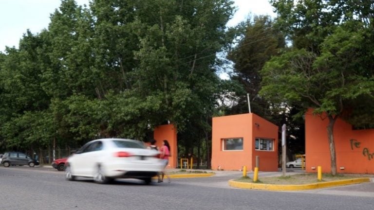 Denunciaron a un profesor de natación que espiaba con una cámara oculta a sus alumnas en los vestuarios.