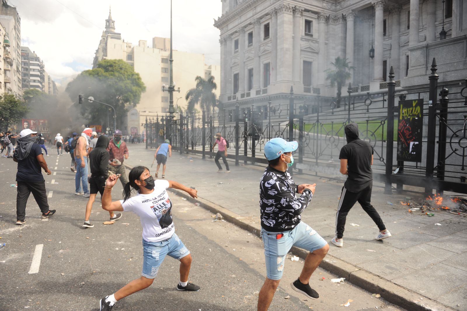 Incidentes afuera del Congreso: mientras se debate el acuerdo con el FMI.