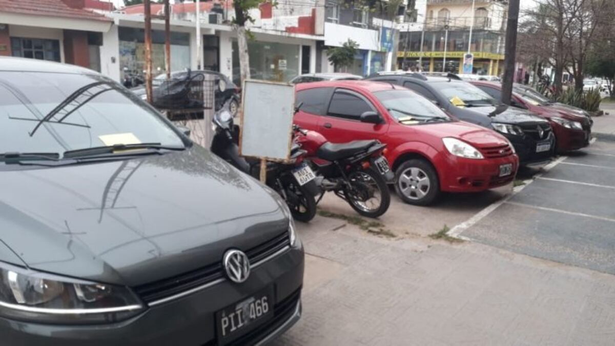 Vehículos en parterres y veredas: Más de cien multas a infractores el primer día