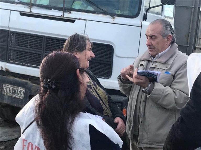 Sandri escuchando las necesidades de los vecinos en Tolhuin