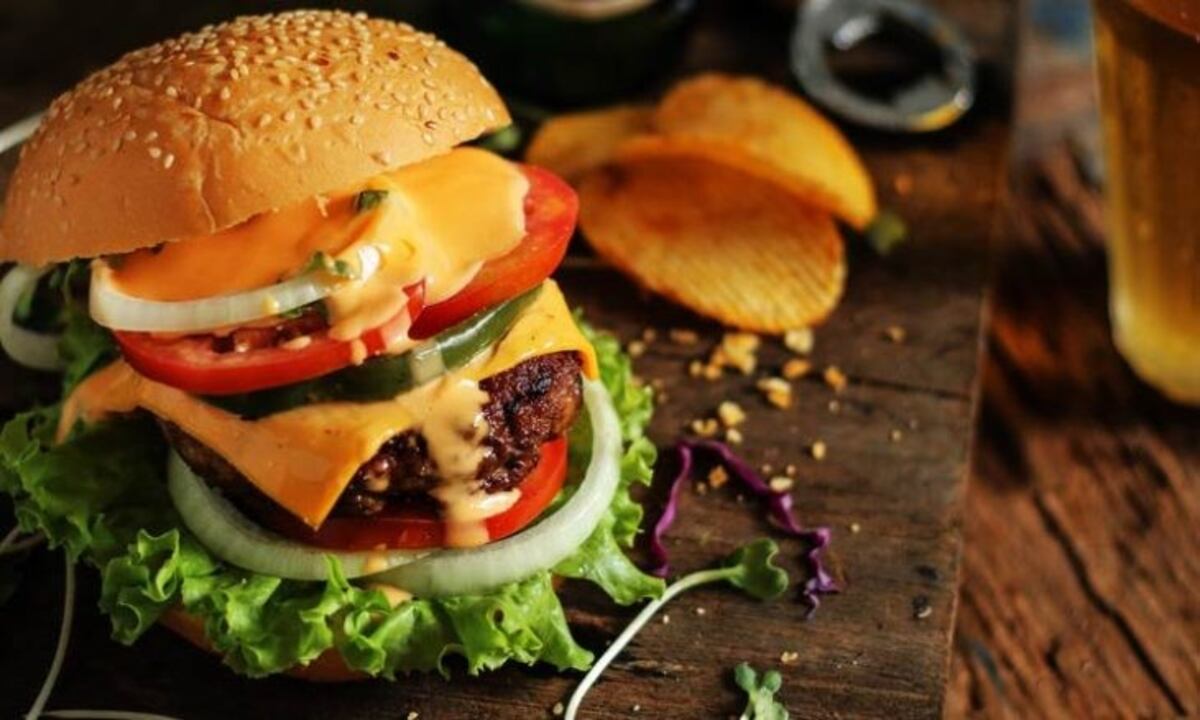El divertido video de una mujer que pide una hamburguesa 'sin nada' y el resultado le causó gracia