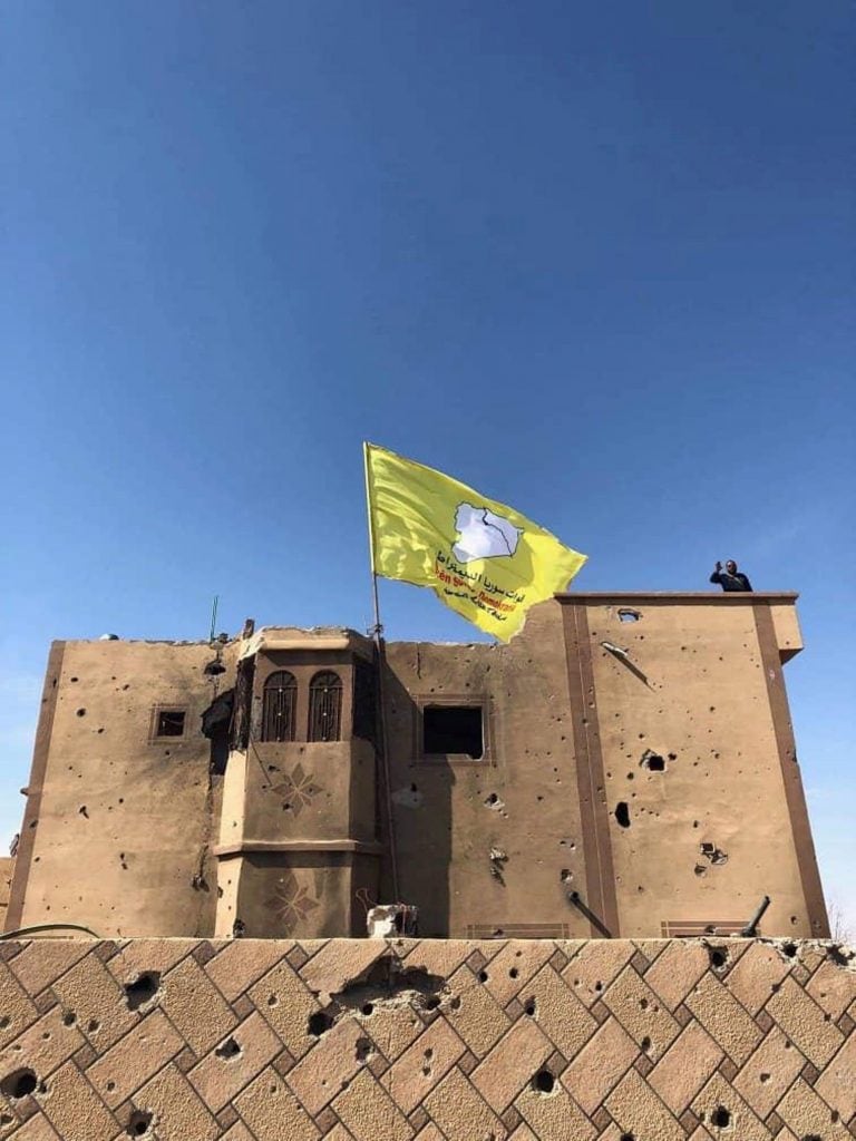 La bandera amarilla de las Fuerzas de Siria Democrática (FSD) flamea luego del triunfo obtenido (Foto: EFE/EPA/STR)