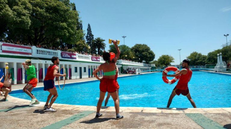 Las imágenes del festejo de los 100 de la pileta del Parque Sarmiento.