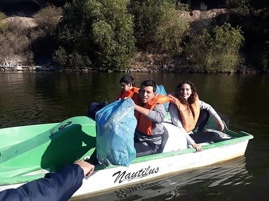 Amigos y familiares, subieron a los hidropedales con redes, pinches y bolsas de residuos.