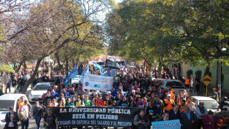 Marcha a favor de la Universidad Pública en Córdoba.