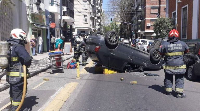 Choque y vuelco en Recoleta (Foto: Twitter/solotransito)