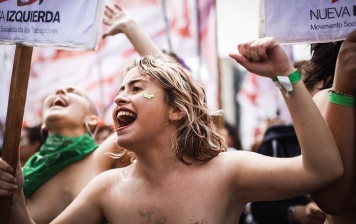 Manifestantes se sumaron a la iniciativa de quedar con el torso descubierto (web).