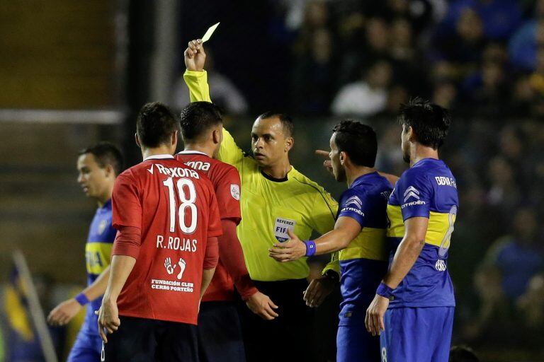 Wilton Pereira Sampaio dirigiendo Boca - Cerro Porteño el 5 de mayo de 2016. Foto: AP/Victor R. Caivano.