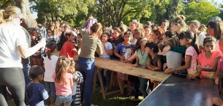 Mochilazo Solidario: gran convocatoria de chicos para retirar sus mochilas