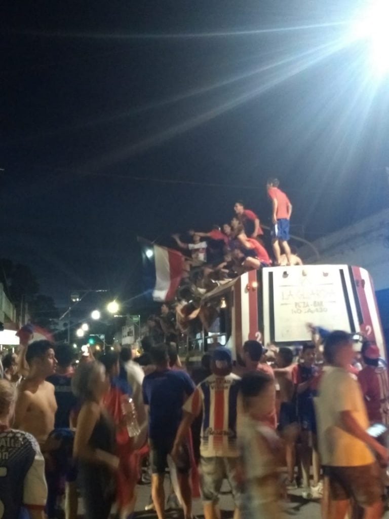 Hinchas y jugadores por calle Irigoyen