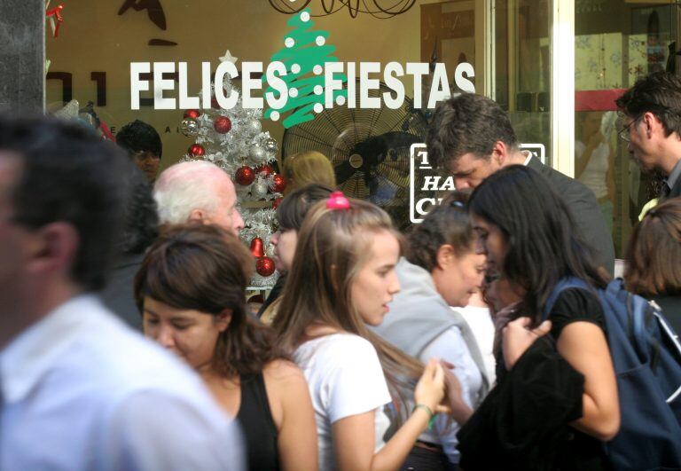 La gente compra regalos para las fechas festivas.
