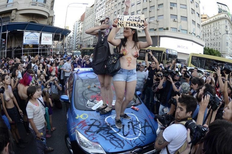 DYN40, BUENOS AIRES 07/02/17, MUJERES MUESTRAN SUS SENOS, EN EL OBELISCO , EN EL MARCO DEL DENOMINADO "TETAZO", COMO FORMA DE PROTESTA CONTRA LA CENSURA POLICIAL QUE SE PUSO RECIENTEMENTE DE MANIFIESTO MIENTRAS TRES MUJERES HACÍAN "TOPLESS" EN UNA PLAYA D