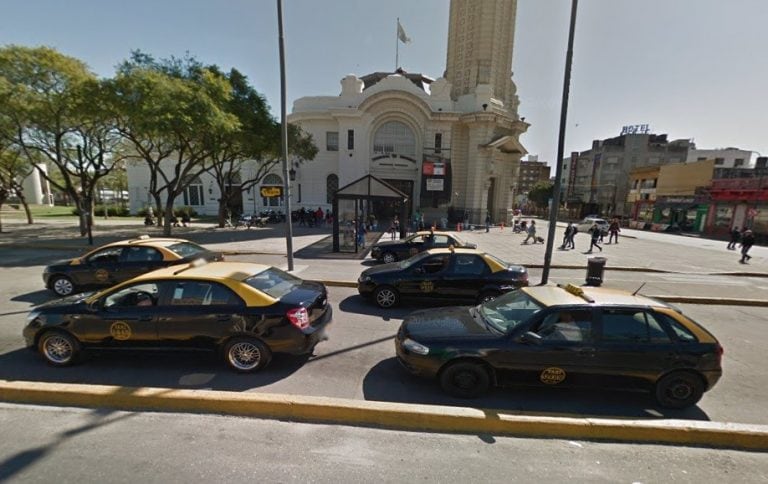 Dársena de taxis de la Terminal de Ómnibus de Rosario. (Google Street View)