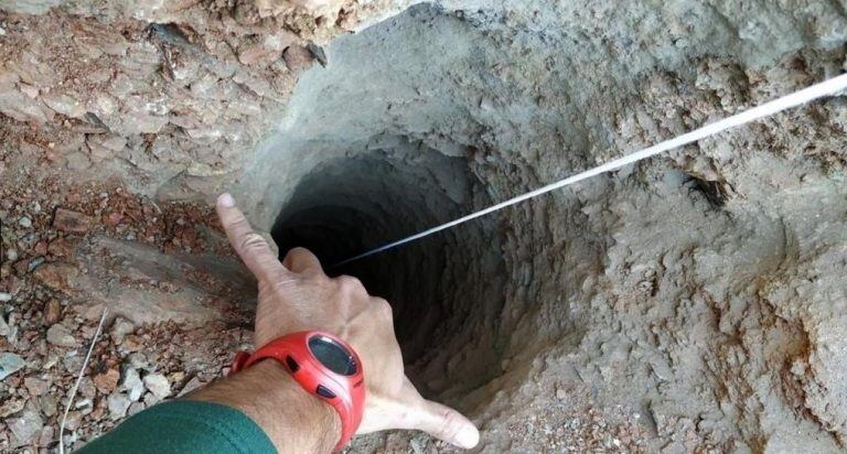 El pozo, de apenas 25 centímetros de ancho y de más de 100 metros de profundidad. (EFE/Bomberos Málaga).