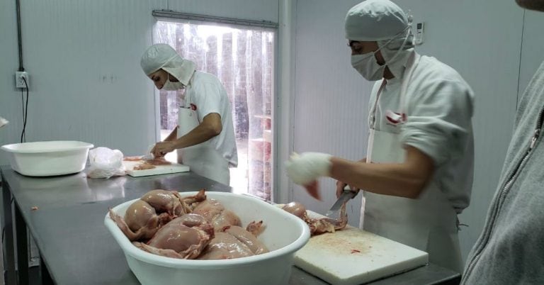 Un recorrido por la planta industrial de Lutti, emprendimiento cordobés que prepara mil kilos de milanesas por día.