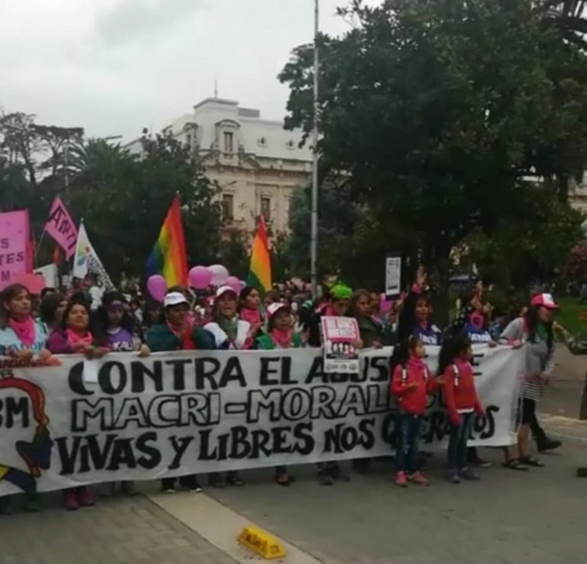 Masiva marcha de mujeres por las calles jujeñas