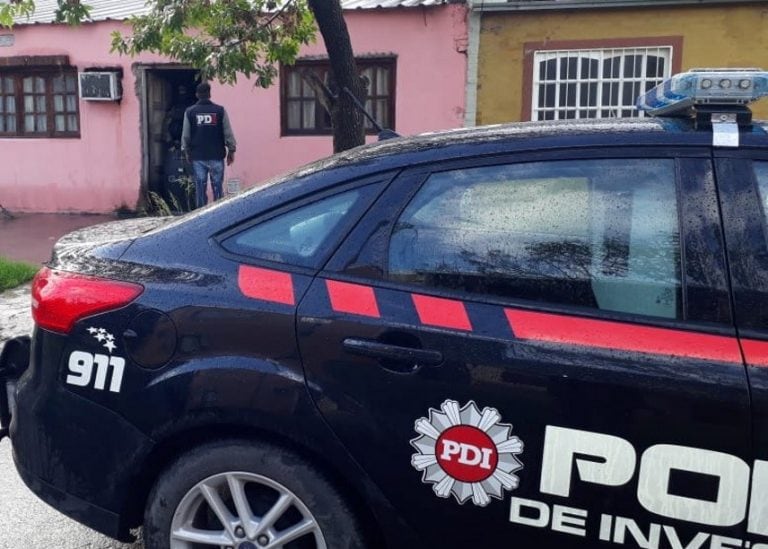 Tres detenidos por secuestrar a un hombre y obligarlo a transferir un auto y una moto