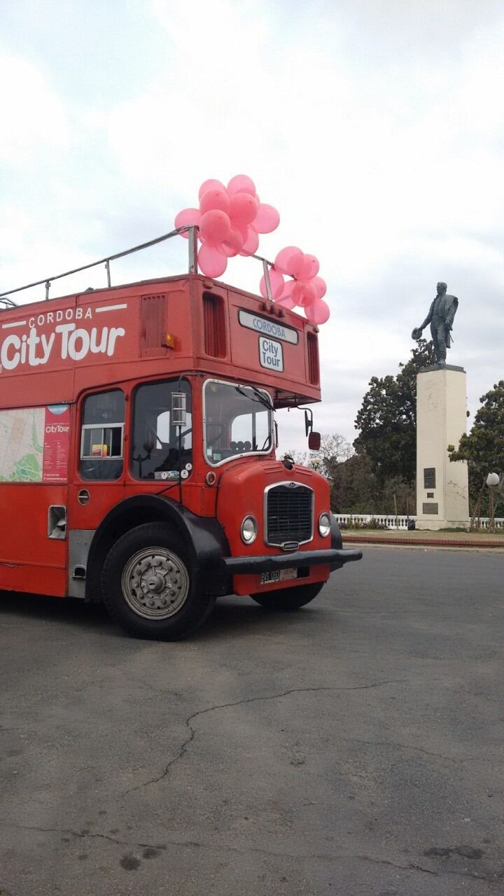 El Córdoba City Tour y su tradicional colectivo inglés que es un ícono en Córdoba.