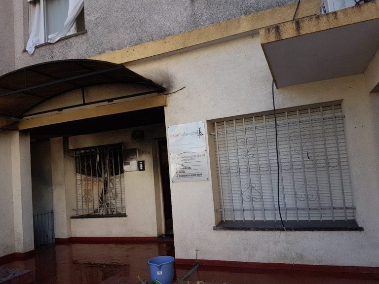 Sospechoso incendio en el estudio de un imputado por estafas inmobiliarias (Venado 24)