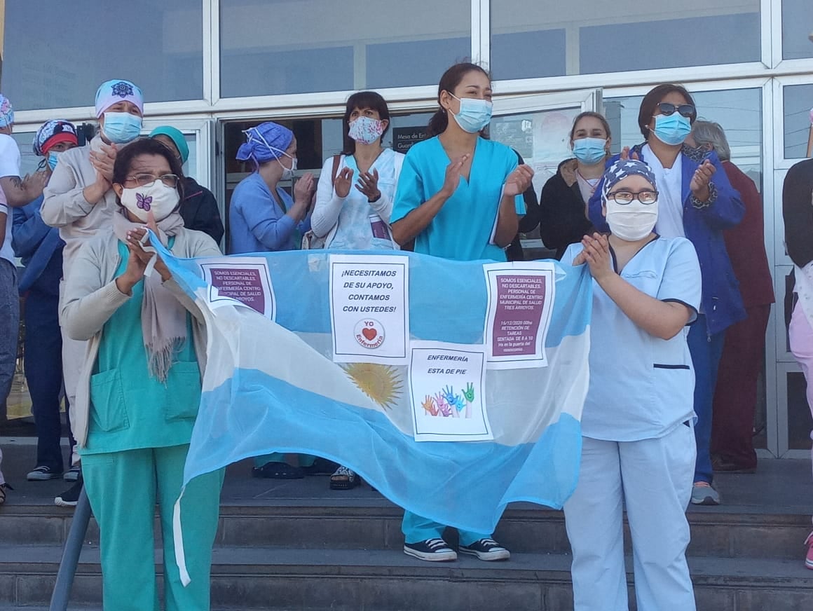 Personal de Enfermería del Hospital Pirovano de Tres Arroyos realizan retención de tareas y una protesta frente al nosocomio