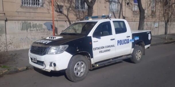 Facundo Astudillo Castro junto al patrullero secuestrado el miércoles en Buratovich.