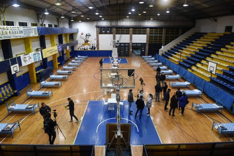 El estadio cubierto de Central fue habilitado como refugio para personas de calle (Municipalidad de Rosario)