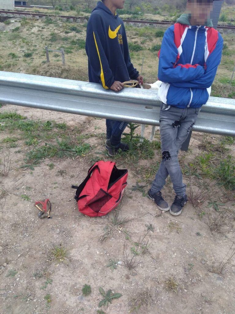 Los adolescentes interceptados con gomeras en el kilómetro 20 de la autopista Rosario-Santa Fe. (Min. Seguridad)