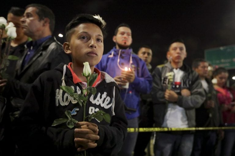 Pobladores rinden homenaje a las víctimas de la explosión en Bogotá