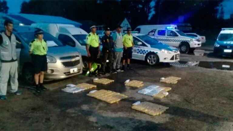 Detuvieron a dos camionetas que transportaban 200 panes de marihuana a Entre Ríos