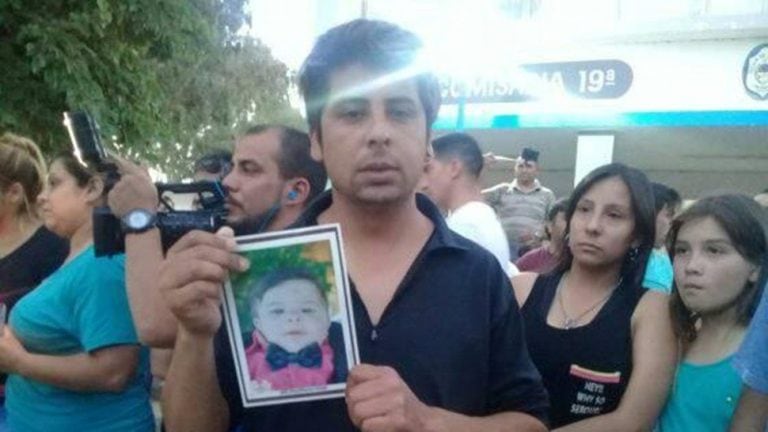 El dolor de la familia durante la marcha para pedir justicia por los chicos fallecidos.