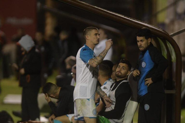 Roberto Tito Noir de Belgrano y el polémico gesto a los hinchas de Platense. (Federico López Claro)