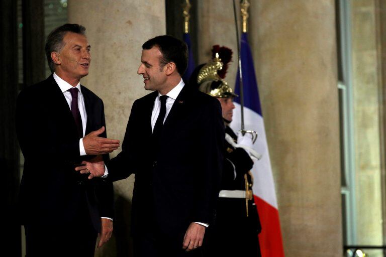 French President Emmanuel Macron welcomes Argentina's President Mauricio Macri at the Elysee Palace in Paris, France January 26, 2018. REUTERS/Philippe Wojazer