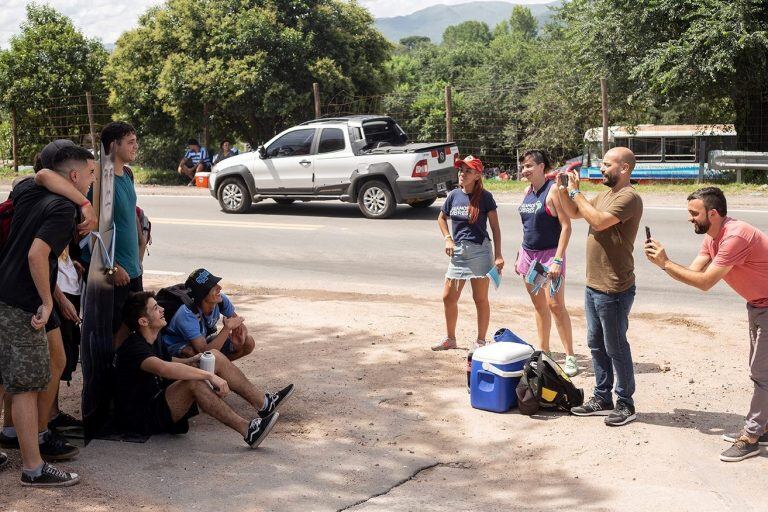 Los diputados Donda y Grosso realizaron esta intervención en el Cosquín Rock, poniéndole un cascabel al gato, en este caso con la imagen de Macri.