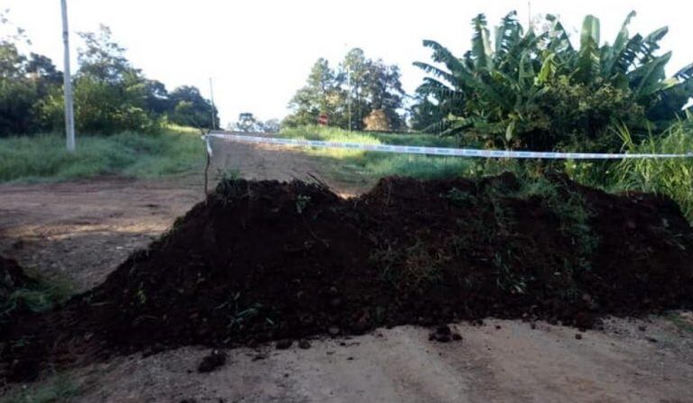 Terraplén en un camino rural de Montecarlo para evitar la circulación de vehículos. (Prensa municipio)