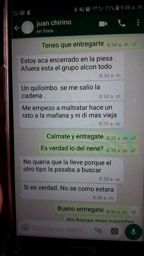 Los chats en los que el hombre atrincherado en Tolosa confesó el crimen de su hijastro: "Se me salió la cadena"