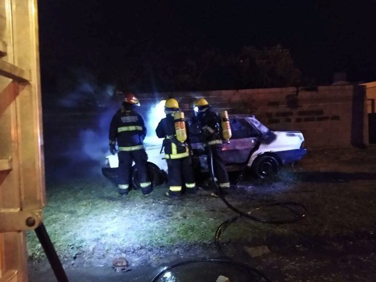 Incendio Fiat Regatta en Arroyito