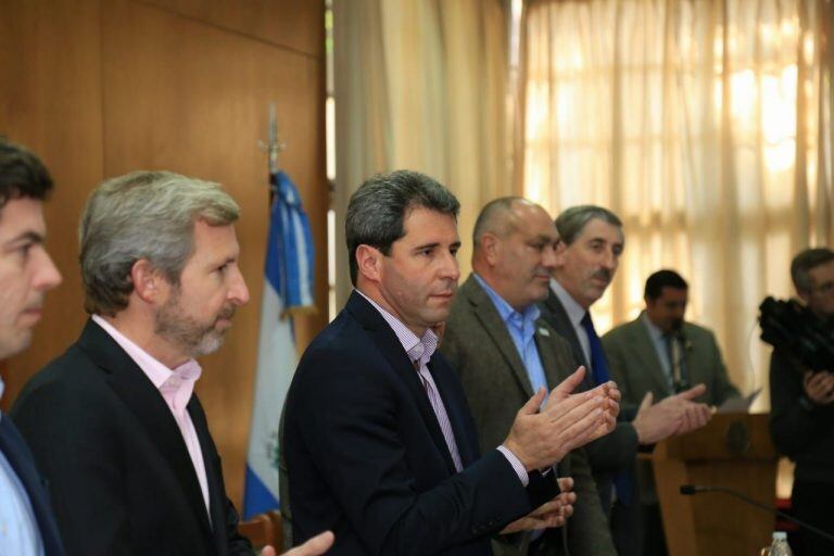 En Casa de Gobierno hubo hasta conferencia de prensa del funcionario nacional.