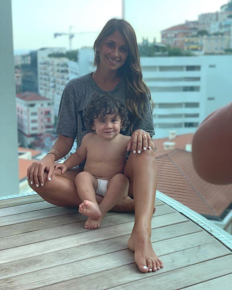 ¡Cómo creció! Antonela posó con Ciro Messi, el más chico de la familia