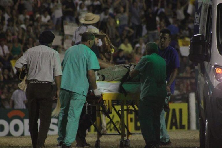 La secuencia completa del accidente que le costó la vida al jinete Norberto Cosutta en el Festival de Doma y Folclore de Jesús María.