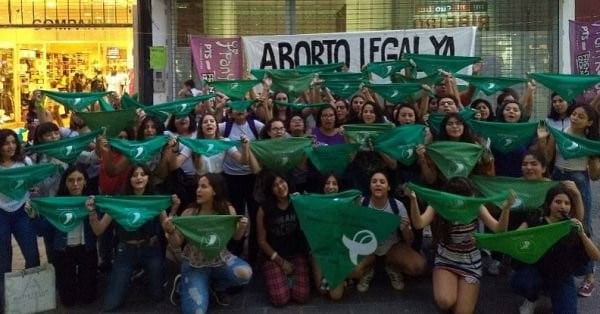 Pañuelazo Federal en peatonal Belgrano